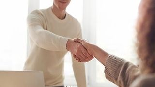 Pass your job interview in English : Get your dream job!
